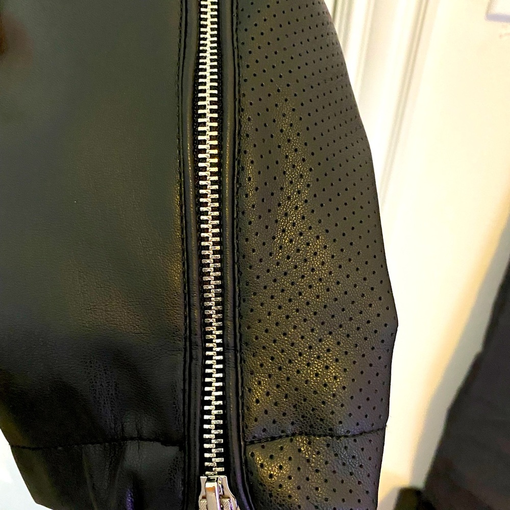 This is a barely used black Guess medium men’s jacket. Zipp sleeves and pockets